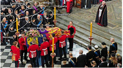 Un grupo de personas en una pista

Descripción generada automáticamente