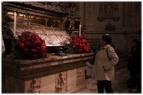 Una persona en frente de una chimenea

Descripción generada automáticamente con confianza baja