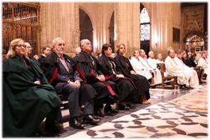 Un grupo de personas con traje de color negro

Descripción generada automáticamente