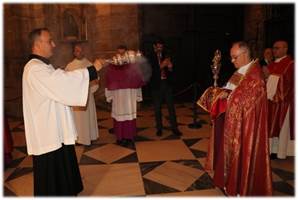 Un par de personas de pie

Descripción generada automáticamente con confianza media