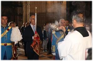 Un grupo de personas disfrazadas

Descripción generada automáticamente con confianza baja