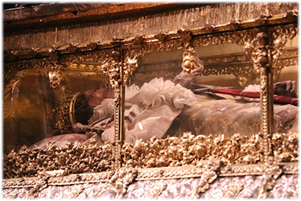 Imagen que contiene interior, edificio, pastel, grande

Descripción generada automáticamente