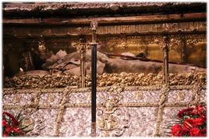 Imagen que contiene edificio, piedra, viejo, grande

Descripción generada automáticamente